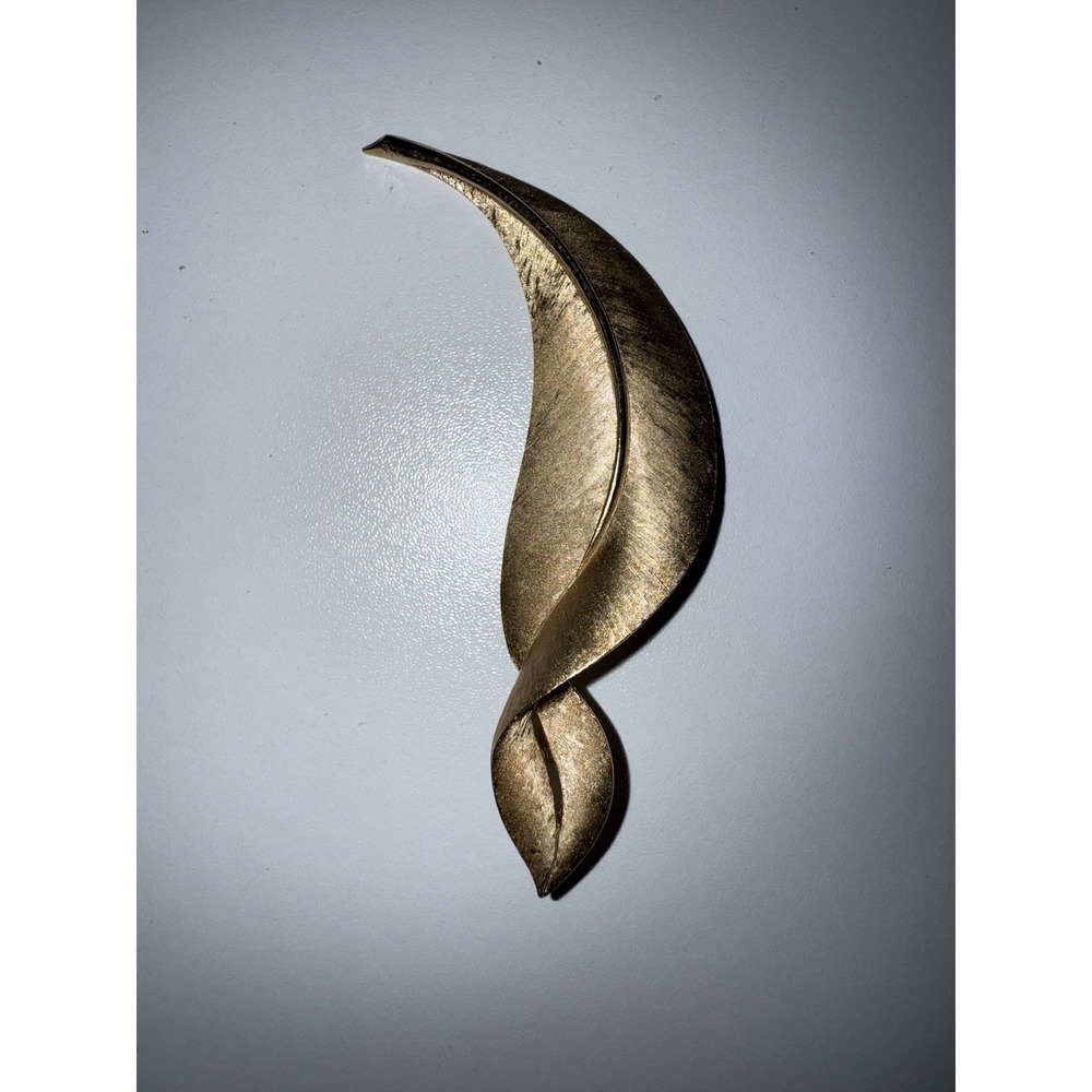 Signed‎ Trifari Vintage Matte Textured Gold Tone Twisted Leaf Brooch Pin